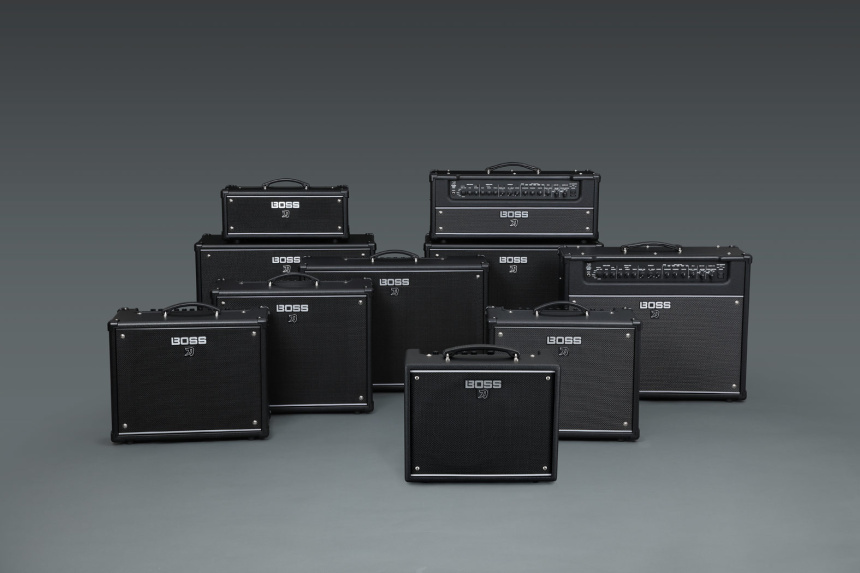 Amplificadores BOSS Katana de distintos tamaños agrupados sobre fondo gris
