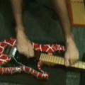 Johnatha Bastos tocando la guitarra con los pies