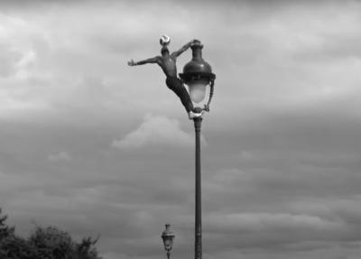 TOLOMEO haciendo el TODO subido a una farola.jpg