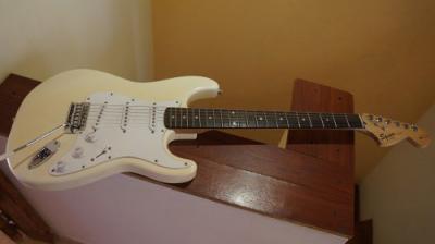 guitarra-fender-squier-affinity-made-in-indonesia-crema-20435-MCO20191678445_112014-O.jpg
