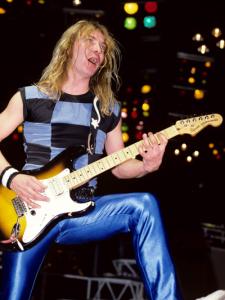 Dave-Murray-Iron-Maiden-Squier-Stratocaster-Ebet-Roberts-Redferns-Getty@1050x1400.jpg