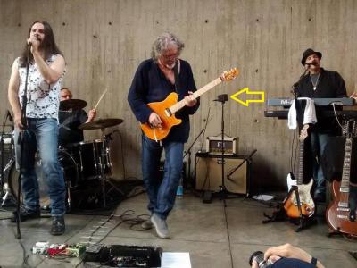 Minitheremin LANDA-1 en escenario.jpg