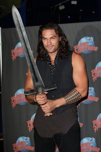 jason-momoa-giant-sword08191102.jpg