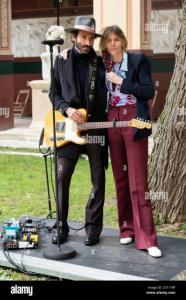 paris-francia-04-de-octubre-de-2020-gabriela-hearst-disenadora-de-moda-y-leiva-cantante-en-gabriela-hearst-ss21-runway-durante-paris-fashion-week-septiembre-2020-paris-france-04-10-2020-uso-en-todo-el