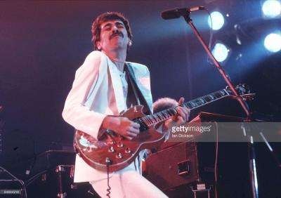 Santana tocando Yamaha SG2000.jpg