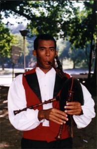 Jorgito tocando la gaita.jpg