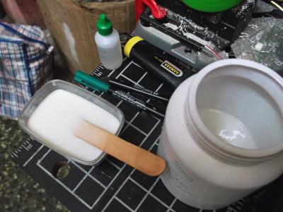 mezclando catalizador y caucho siliconado.jpg