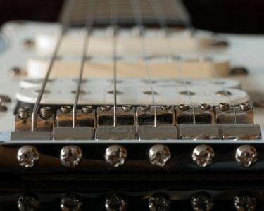 4463376-una-macro-vista-de-un-puente-de-guitarra-el-ctrica.jpg