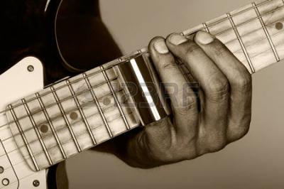 38890757-manos-de-hombre-tocando-la-guitarra-el-ctrica-las-manos-del-guitarrista-dedos-con-deslizador-met-lic.jpg