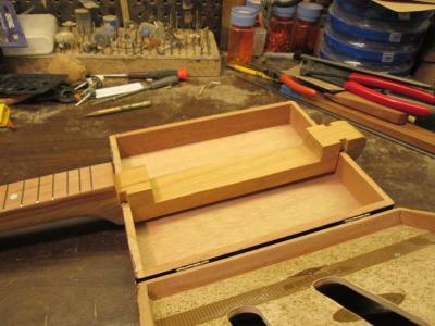 cdb04ec28e457bf12308ecaa9658bfc7--cigar-box-guitar-guitars (1).jpg