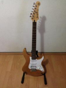 yamaha-pacifica-112j-yns.jpg