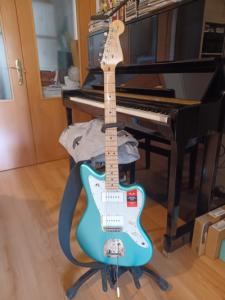 JAZZMASTER CON PIANO.jpg