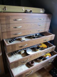 mueble-para-guardar-guitarras.jpg