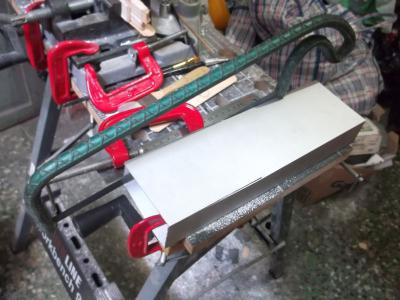 cortando el tubo de 8cm x 2,5cm; para formar una U.jpg