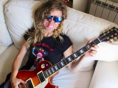 Guitarra con persona 2.jpg