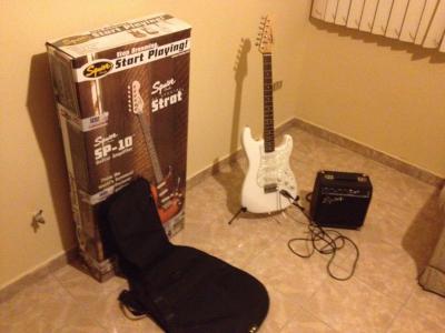 squier-paquete-guitarra-ampli-funda-stand-impecable_MLM-F-2944576723_072012.jpg