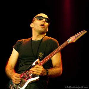 Live_JoeSatriani_01.jpg