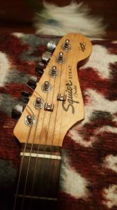 guitarra-squier-fender-D_NQ_NP_735658-MEC25571086616_052017-F4.jpg
