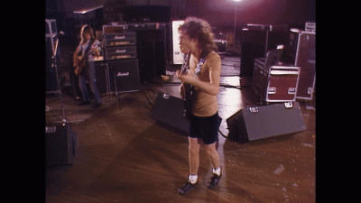 ANGUS DE LA CALZADA.gif