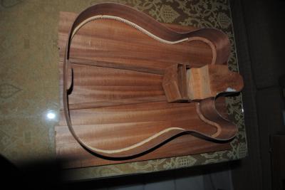 sobre fondo sapeli.JPG