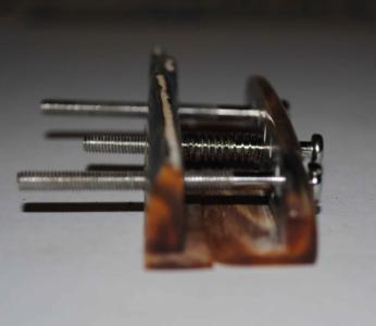 puente con tornillos lateral.jpg