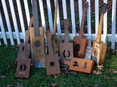 Cigar_box_guitar_collection.jpg