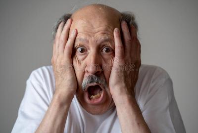retrato-del-hombre-mayor-cómico-y-loco-con-la-cara-divertida-128515906.jpg