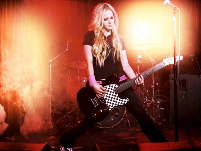 avril_lavigne_playing_guitar-1190.jpg