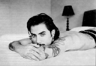 dave_navarro_en_la_cama-7448.jpg