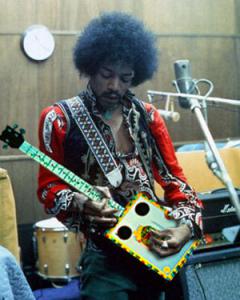 Jimi_hendrix_smokin.jpg