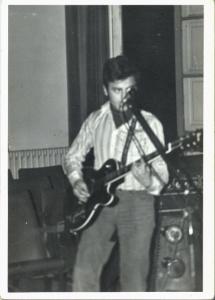 Carmelopec tocando desenfocado.jpg