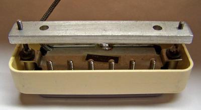 Gibson_Les_Paul_Deluxe_Mini-humbucker_bottom_assembly.jpg