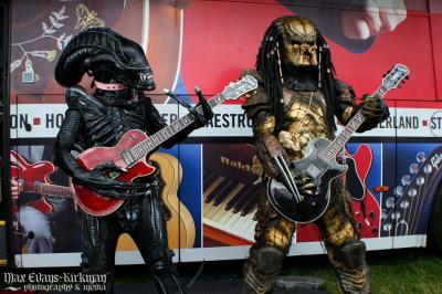 alien_vs_predator_vs_guitar_by_pedrotpredator-d6i0bjp.jpg