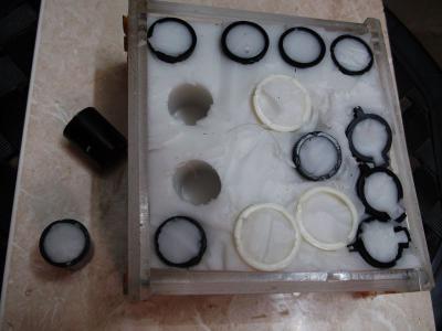 Sacando las perillas del molde de caucho siliconado.jpg