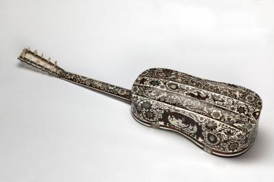 fig 62A guitarra_Tielke_fondo.jpg