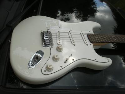 guitarra-squier-bi-fender-electrica-22596-MLV20231779822_012015-F.jpg