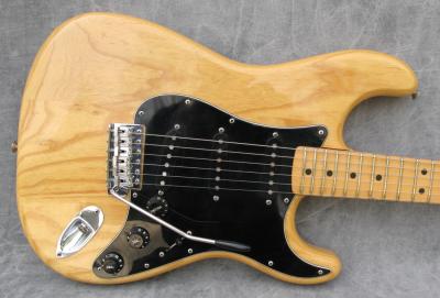 1977_Fender_Stratocaster_S7_77425_front.jpg