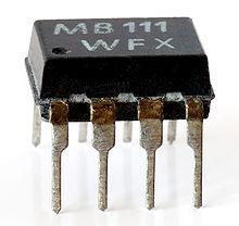 220px-Opto-isolator_(aka).jpg