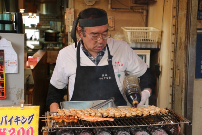 Preparando pescado en Tsukij