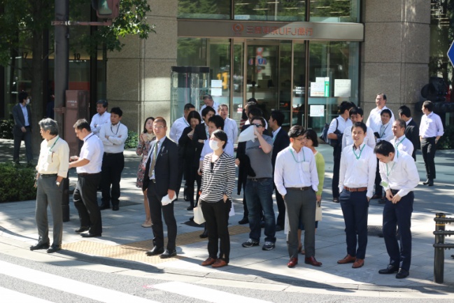 Esperando educadamente en el paso de cebra