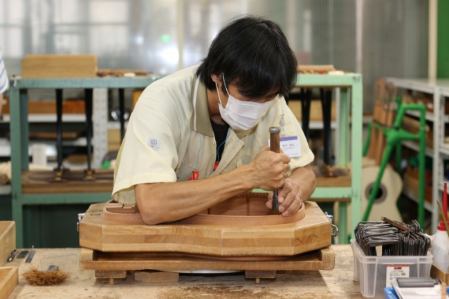 Colocando las tapas de una guitarra acústica