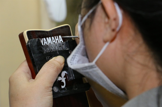 Trabajando a mano en el logo