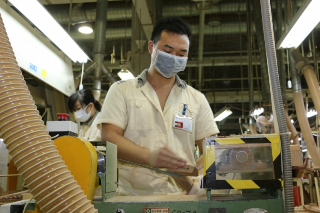 Lijando el talón de un mástil de acústica