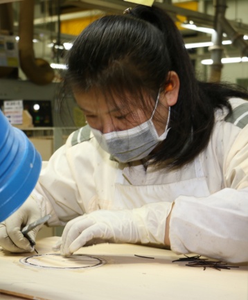 Insertando los detalles de madera de la roseta