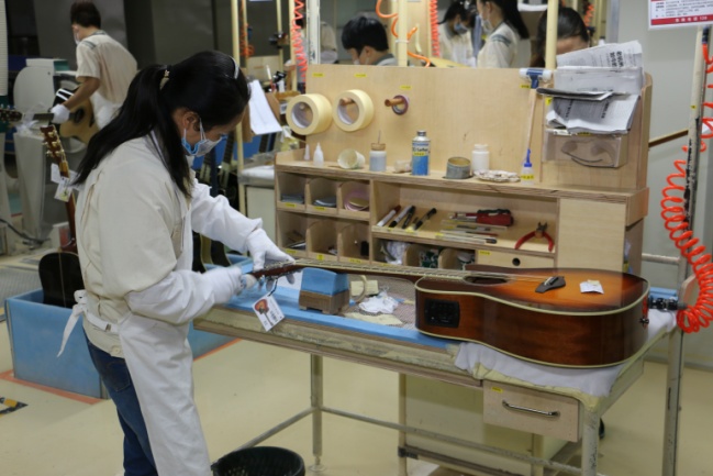 Encordando una acústica