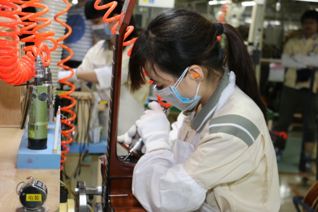 Seccionando parte del aro superior para encajar el cajetín de las pilas