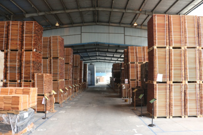 Madera almacenada en la nave exterior