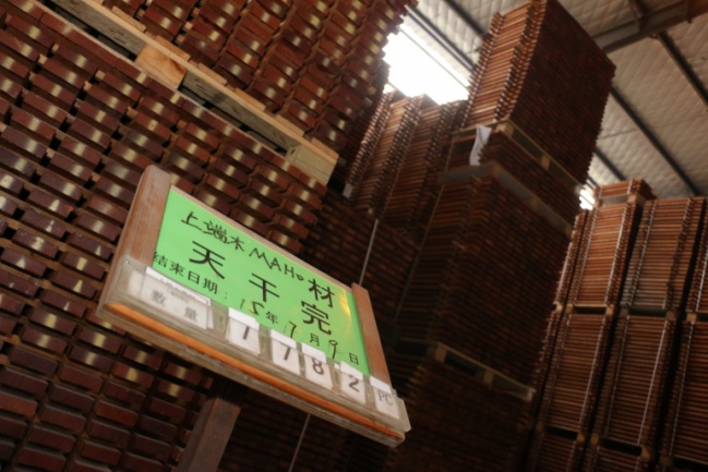 Detalle de una sección de almacenamiento de caoba 