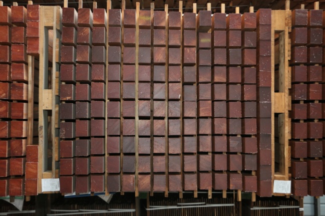 Palets de madera en crudo llegan a la fábrica