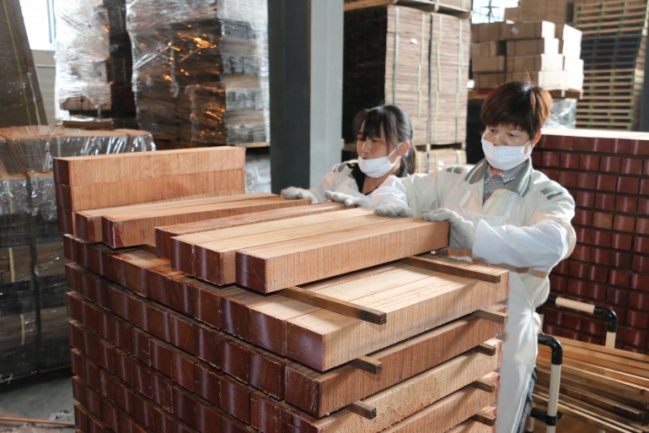 Clasificando y etiquetando bloques de caoba